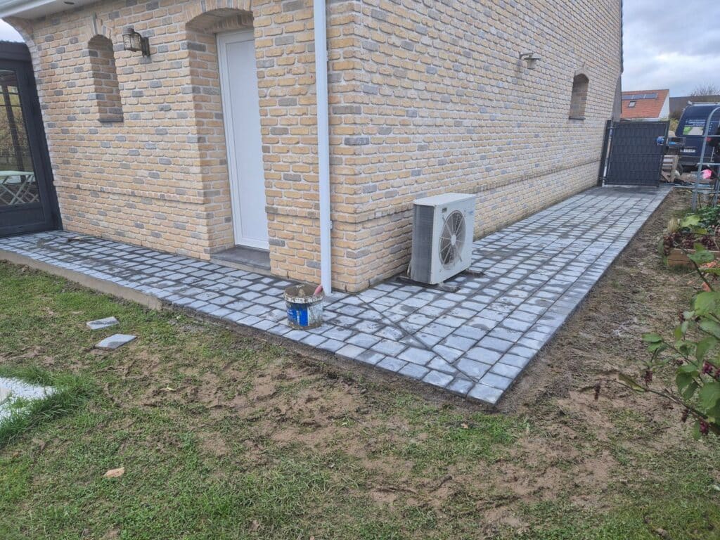 1735047493594