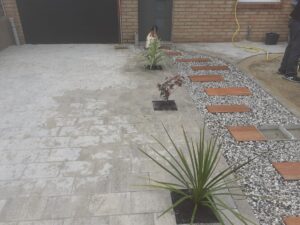Création d’une allée d’une maison sur-mesure : LUDOVIC ROLLANDT
