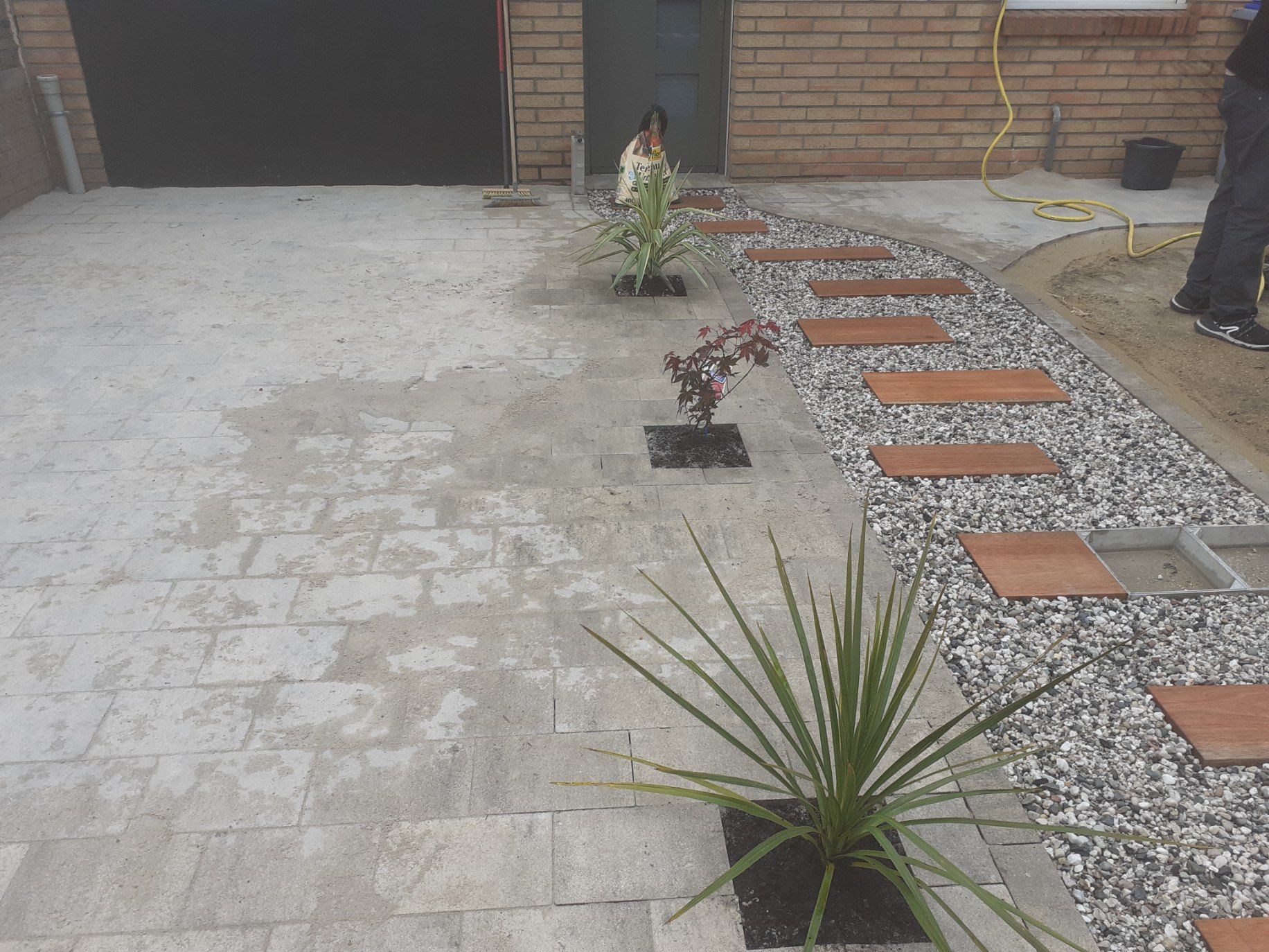 Création d’une allée d’une maison sur-mesure : LUDOVIC ROLLANDT